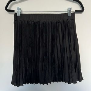 *BRAND NEW* Zara Black Pleated Skort